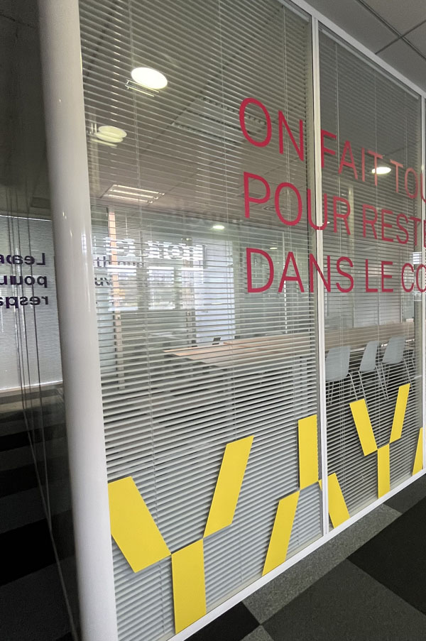 Vitrophanie salle de réunion personnalisée