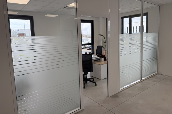 Vitrophanie bureau personnalisée sur mesure